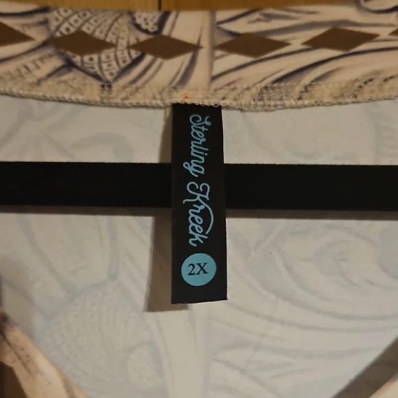 Chic V-Neck Floral Top - Cream and Purple - Picture 5 of 7